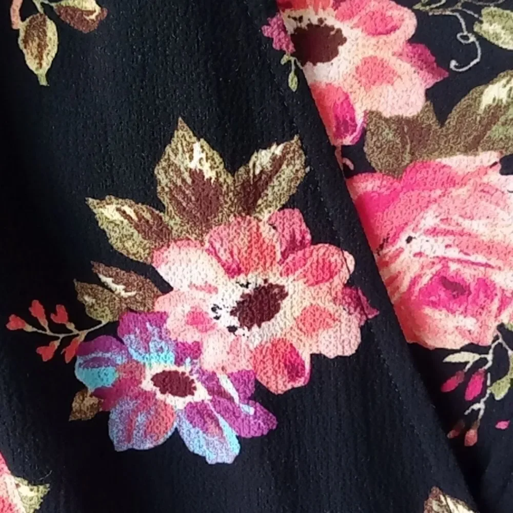 Pretty floral wrap blouse - Picture 3 of 8